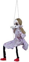 Halloween Hangdeco Meisje op Schommel met Beweging (80cm) (zijkant)